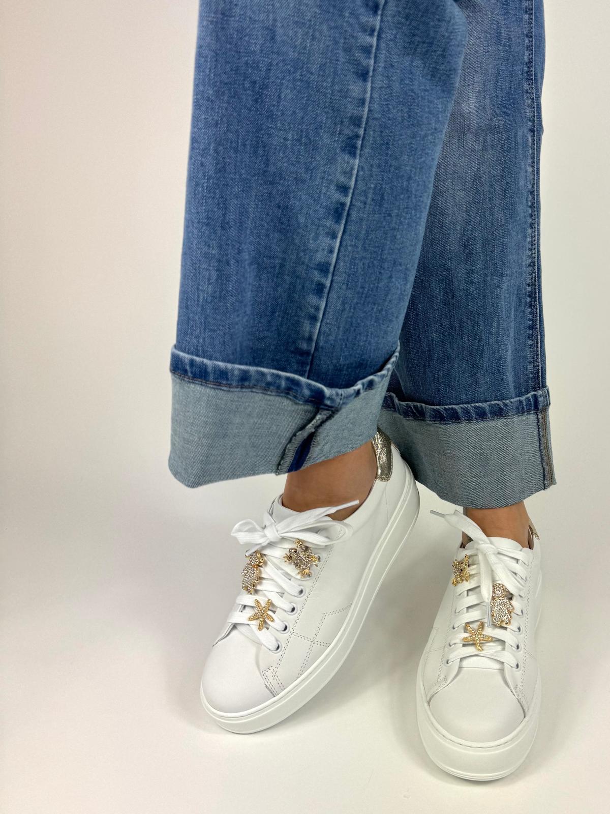 Crown sneakers donna in pelle bianca in toppone laminato oro e charms oro strass