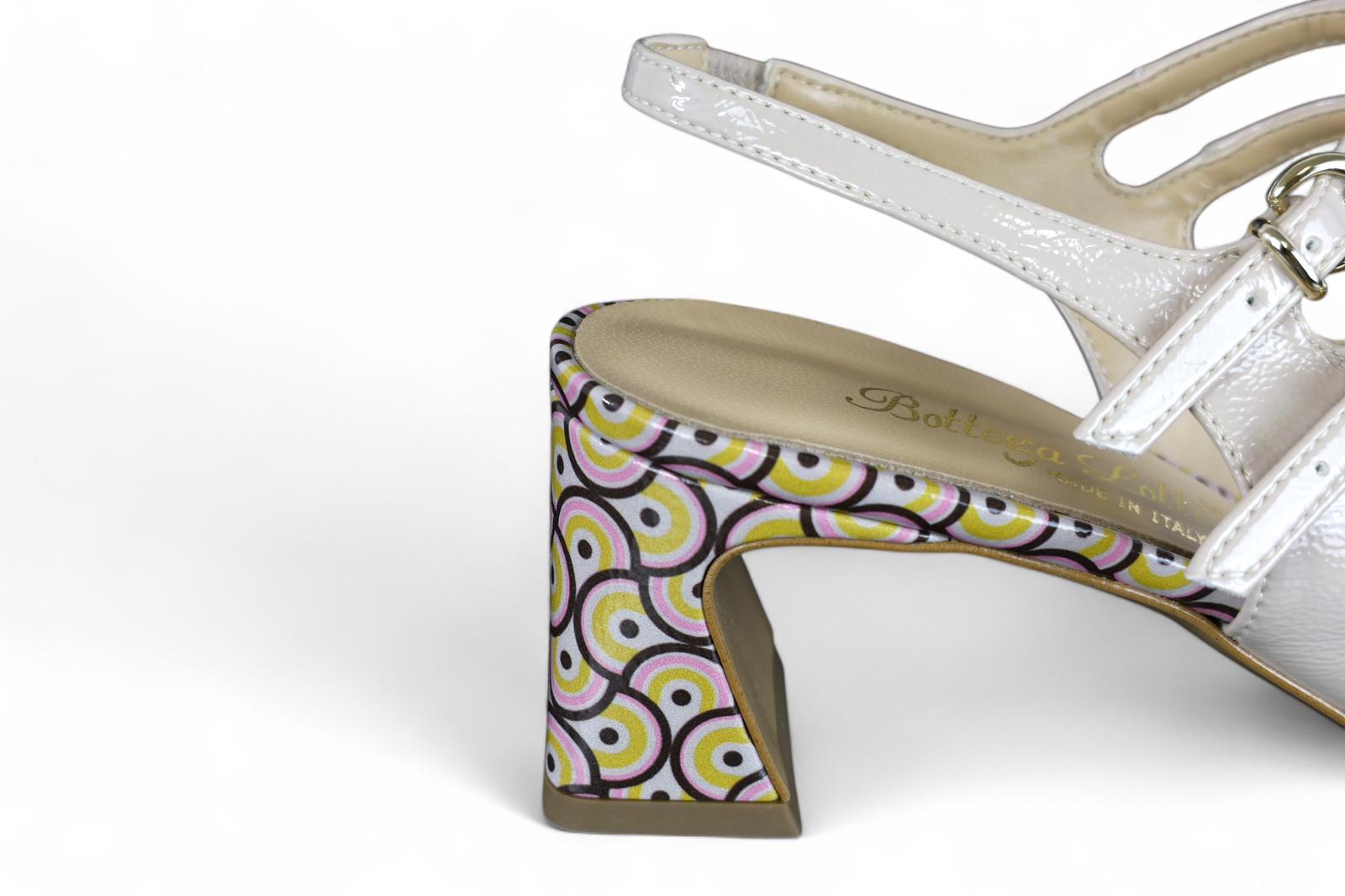Sandalo donna in eco pelle burro con motivi geometrici
