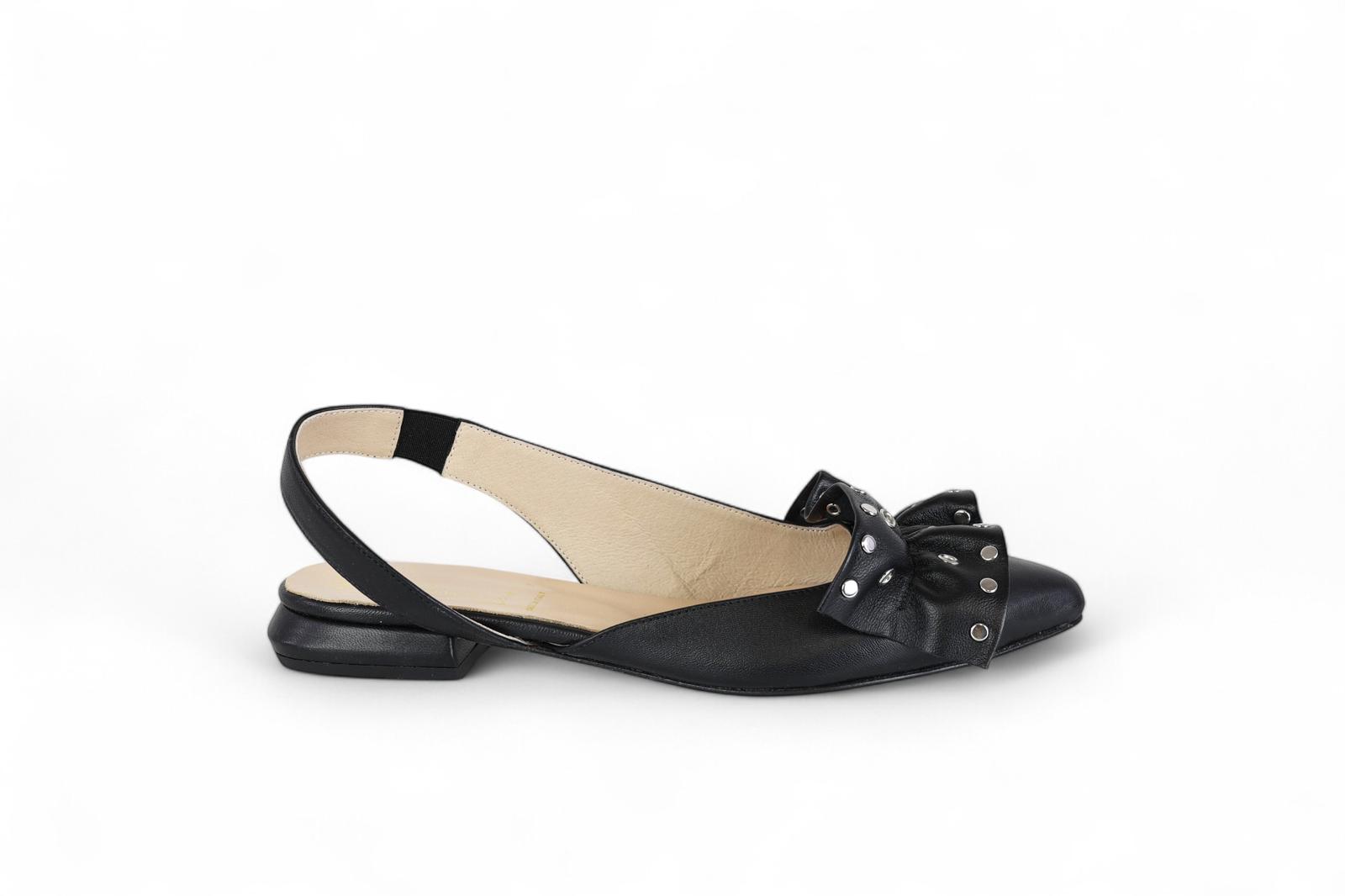 Ballerina slingback donna in pelle nera con rouches e dettagli borchie argento