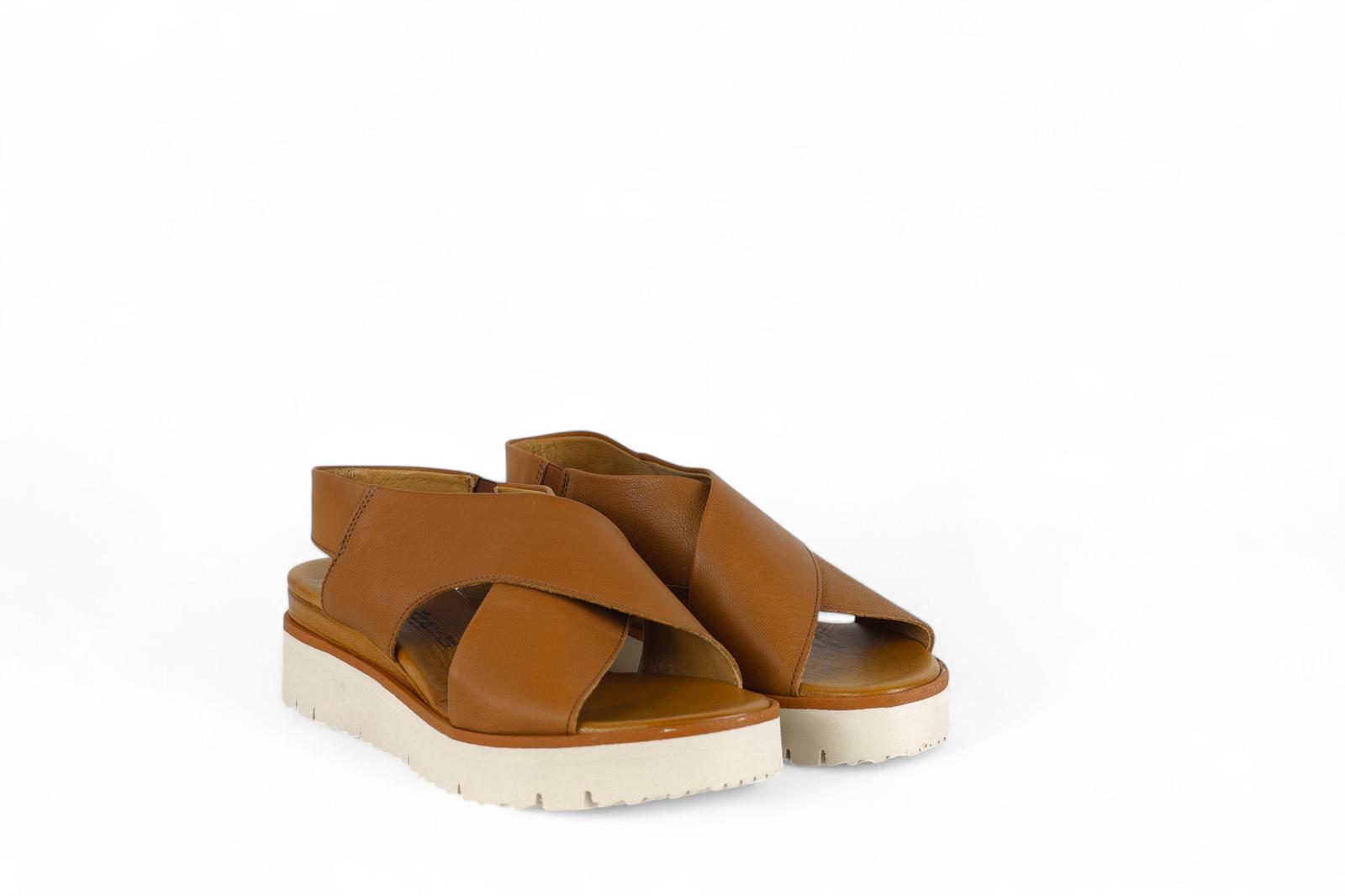 Creative sandalo con zeppa e fasce incrociate cuoio