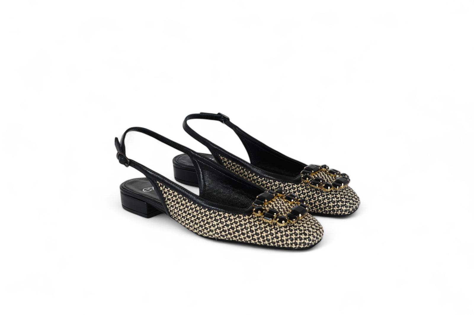 Exé chanel donna in rafia bicolore nero e beige con accessorio gioiello