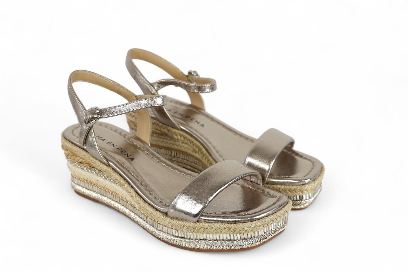 Alma en Pena sandalo donna in laminato bronze con dettagli corda e strass