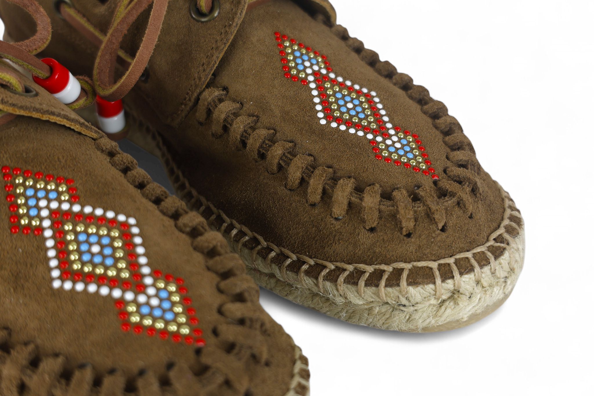 Lagoa barca donna in suede marrone con applicazione di pietrine e perline