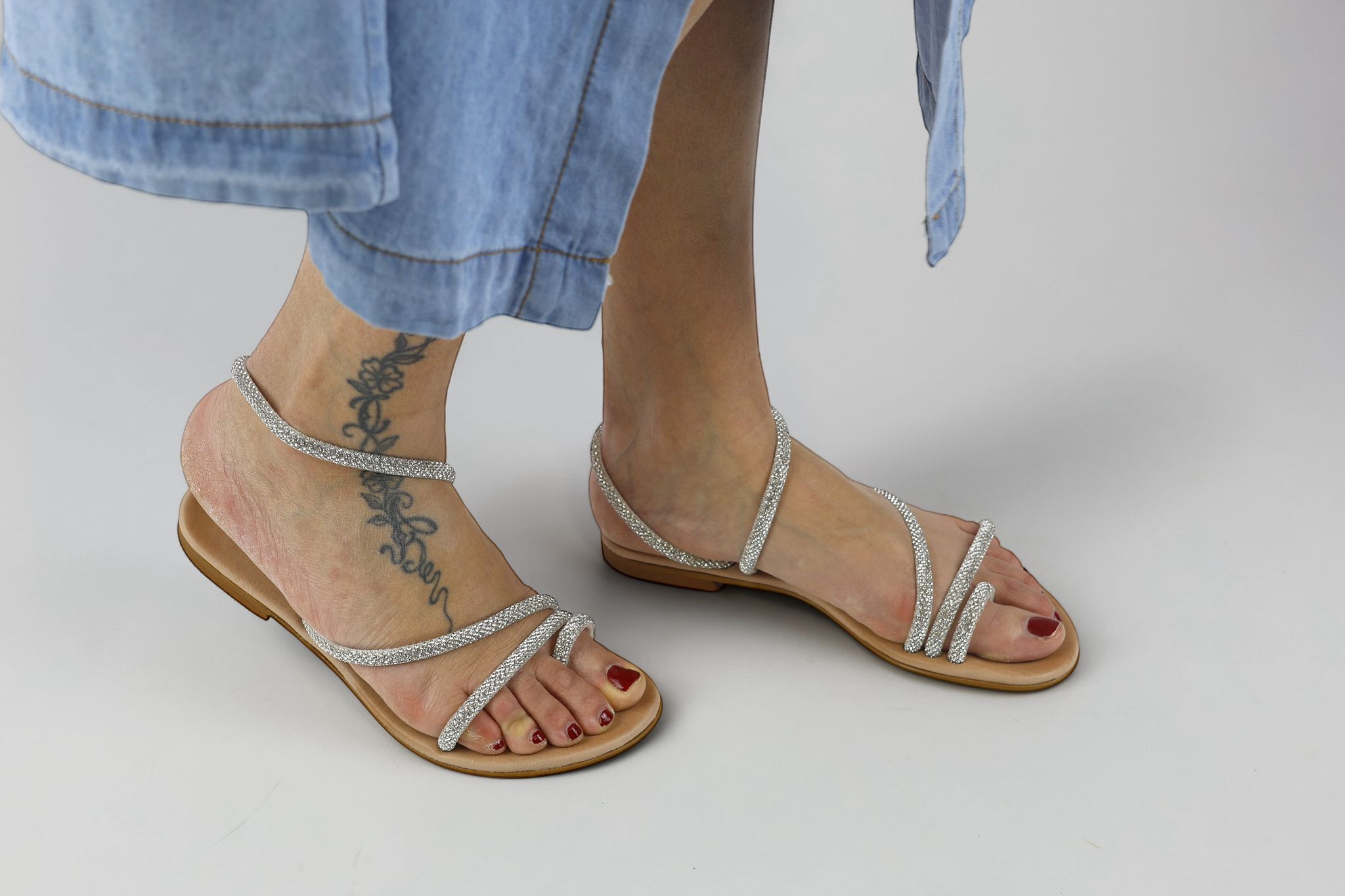 Mosaic sandalo donna infrapollice con laccetti strassati in argento