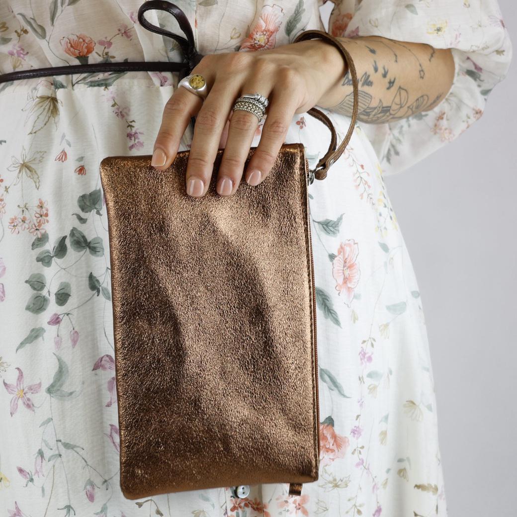 Cecile MI pochette pelle laminata bronzata