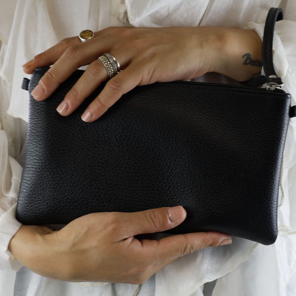 Celine MI pochette pelle nera con polsiera e tracolla lunga regolabile
