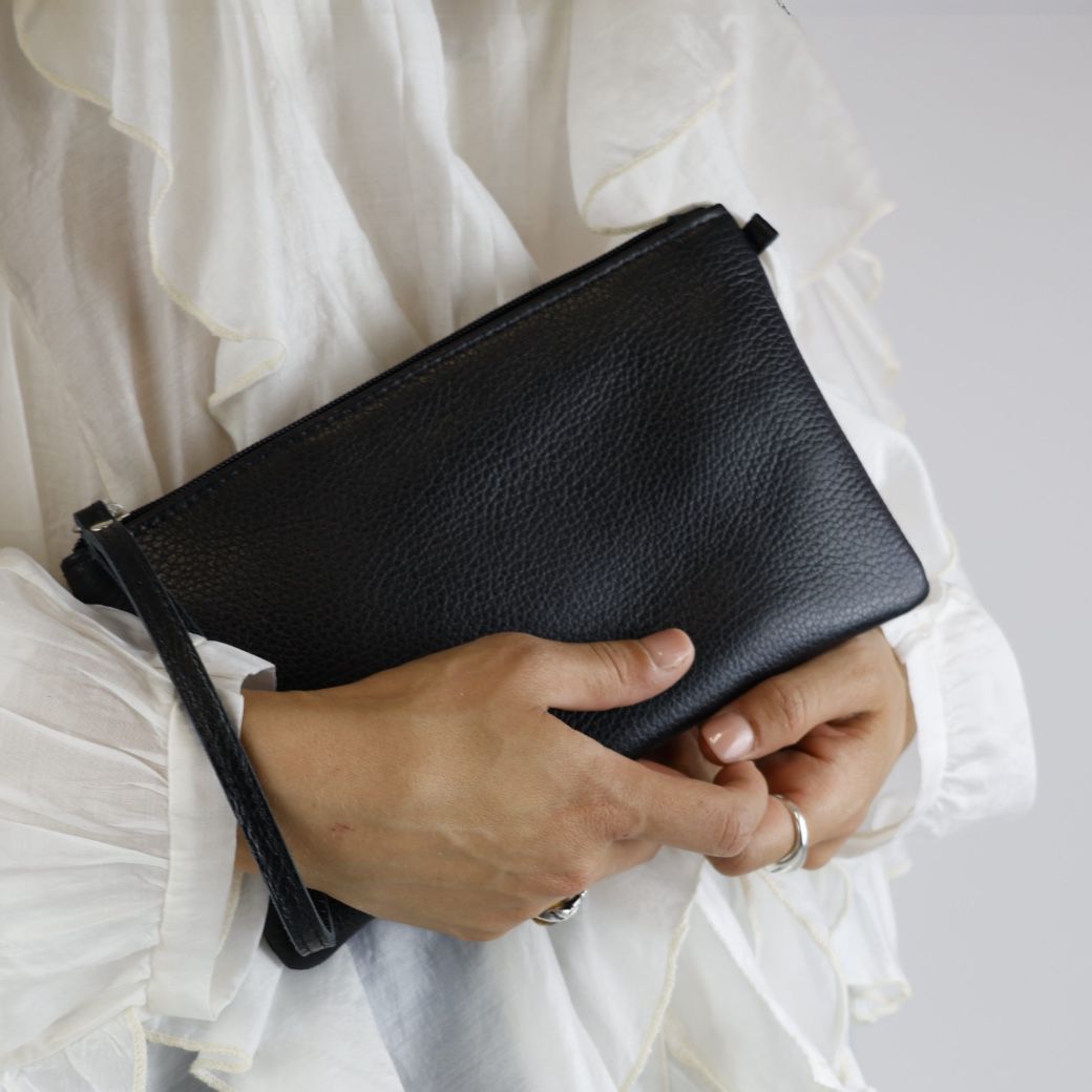 Celine MI pochette pelle nera con polsiera e tracolla lunga regolabile