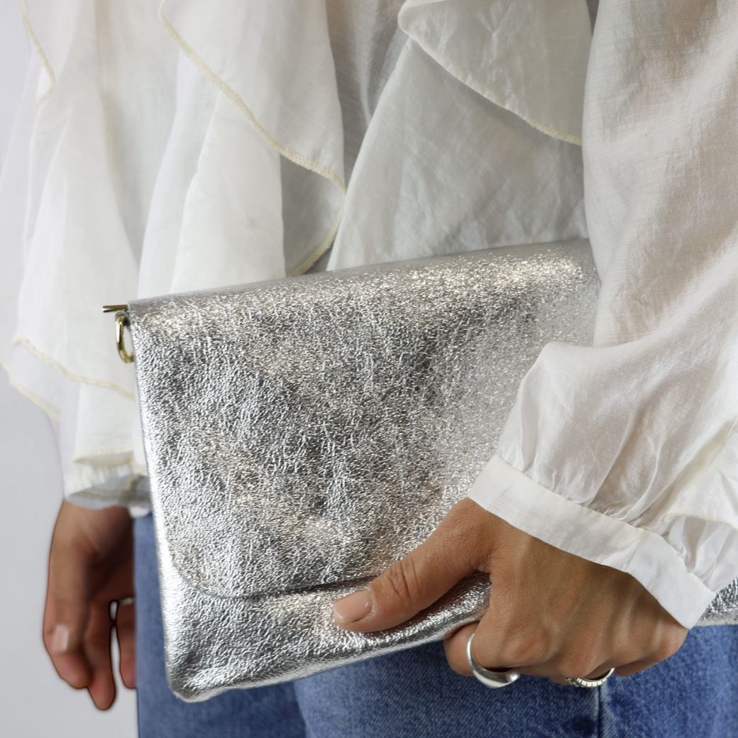 Susy Mix pochette donna in pelle laminata argento con zip e pattina