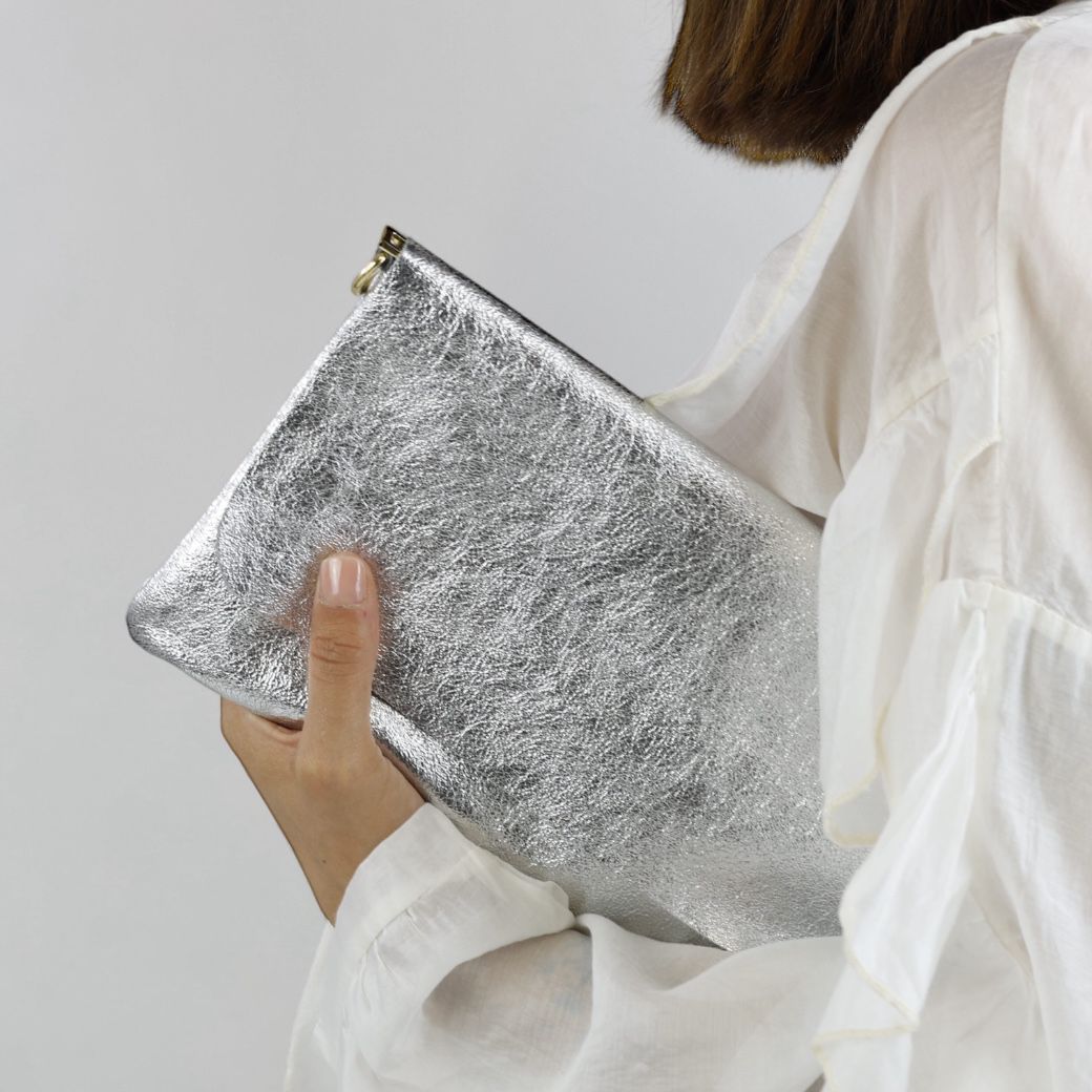 Susy Mix pochette donna in pelle laminata argento con zip e pattina