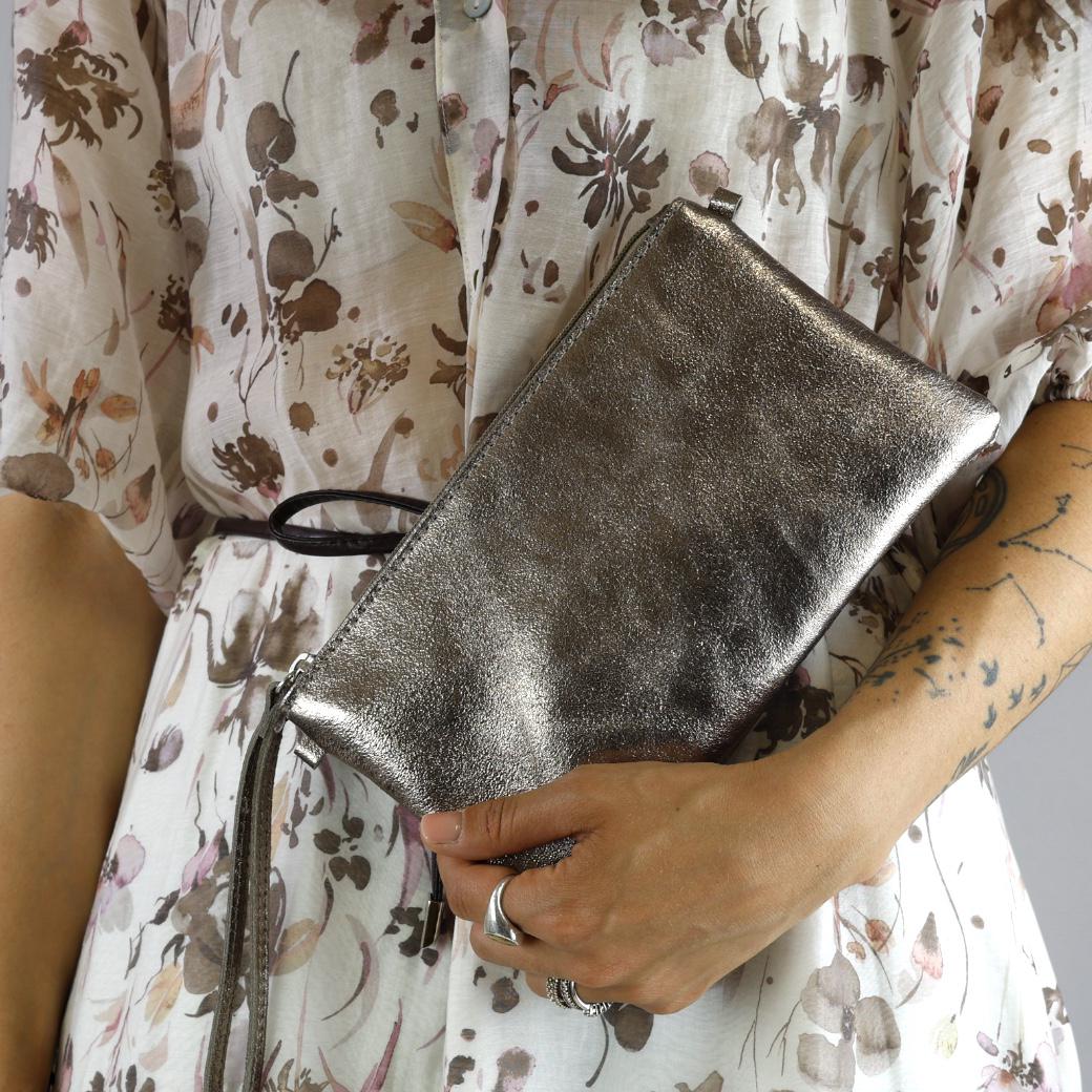 Cecile MI pochette pelle color grigio peltro laminato