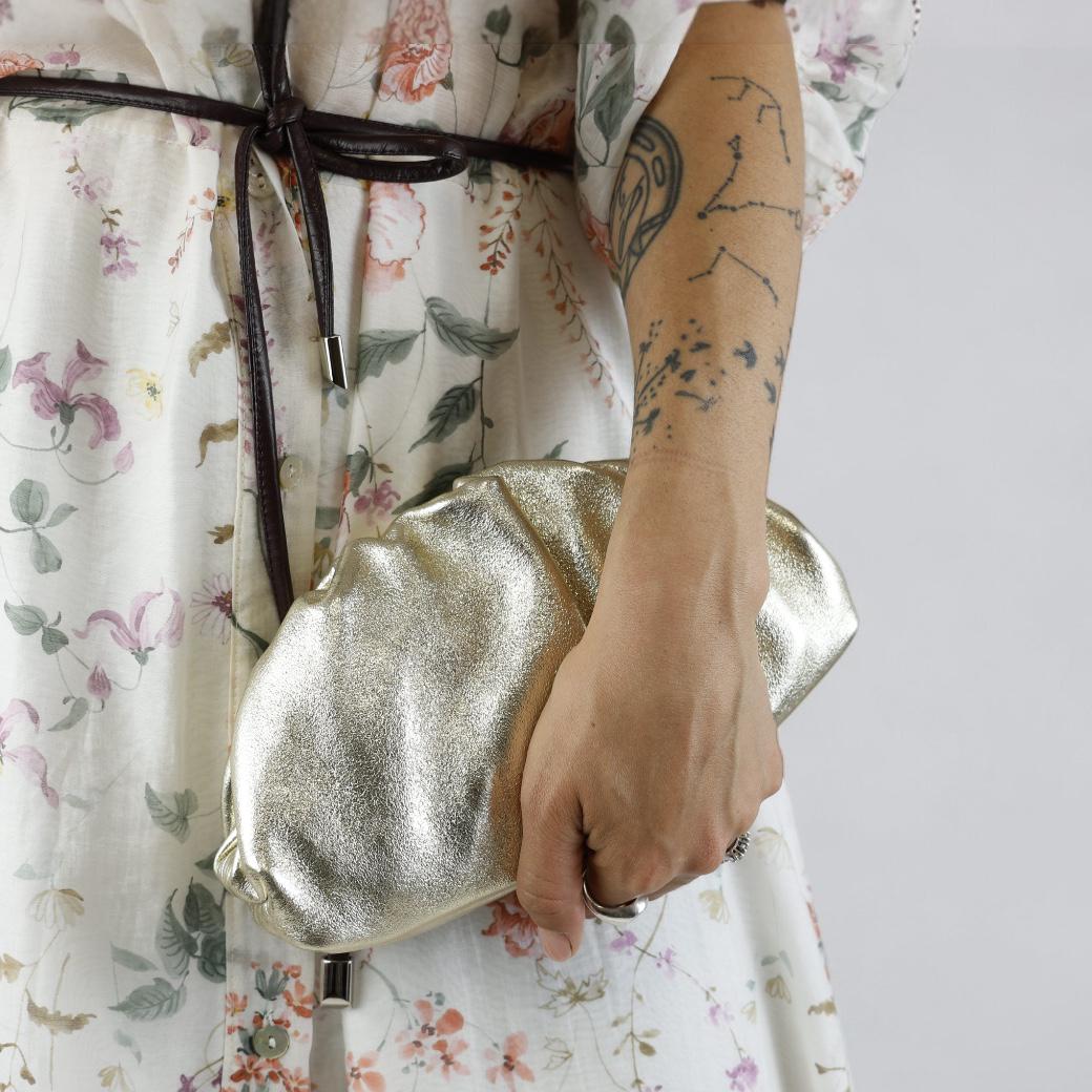Cecile MI pochette modello pasticcino in pelle laminata platino