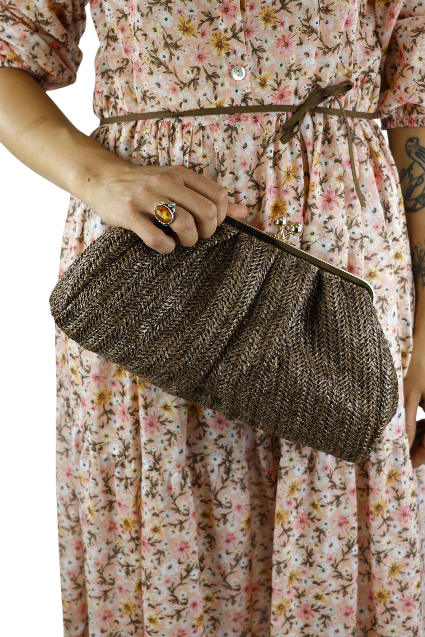 Anna Cecere pochette in rafia moro con dettagli in metallo oro
