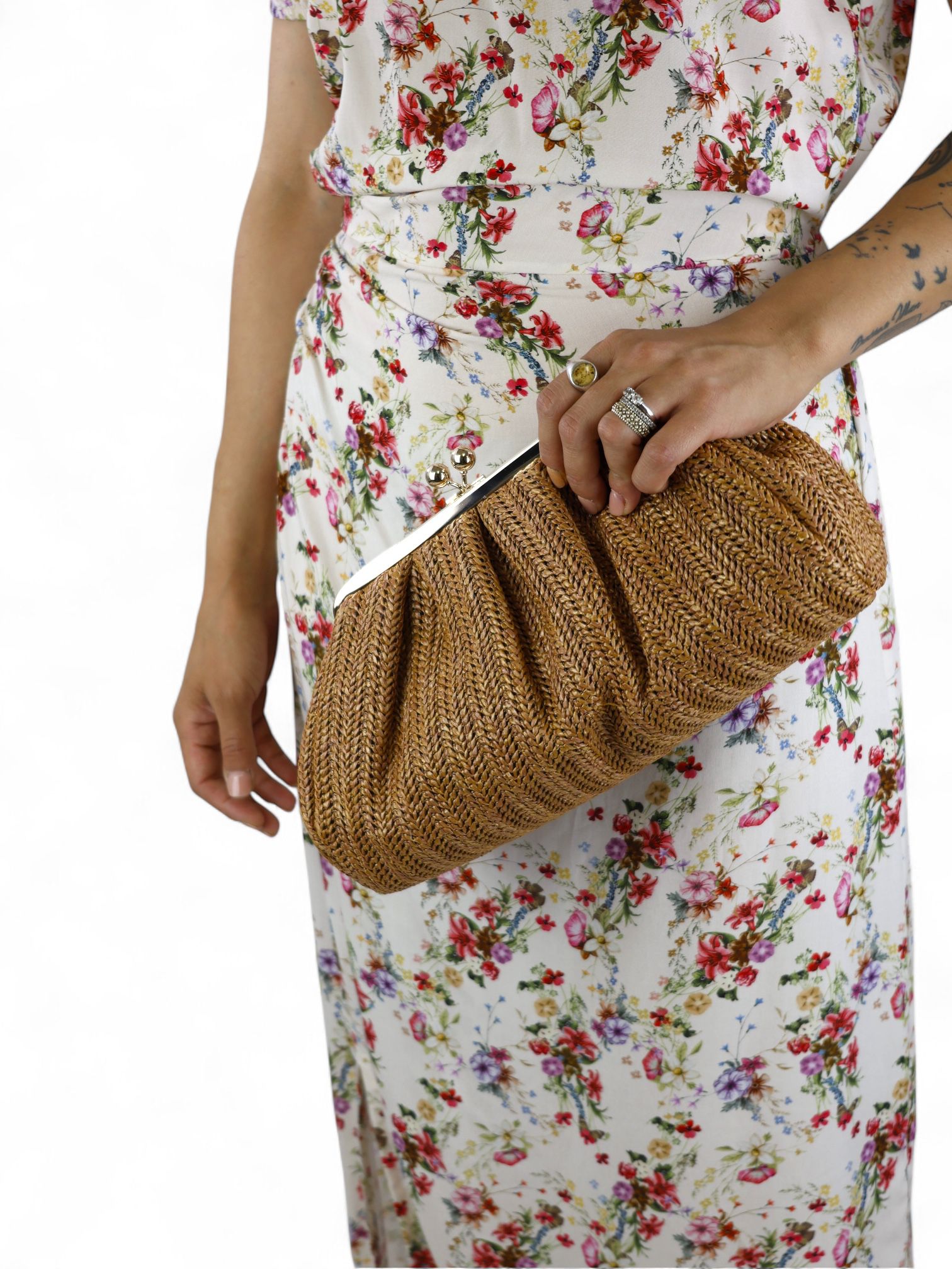 Anna Cecere pochette in rafia caramello con dettagli in metallo oro