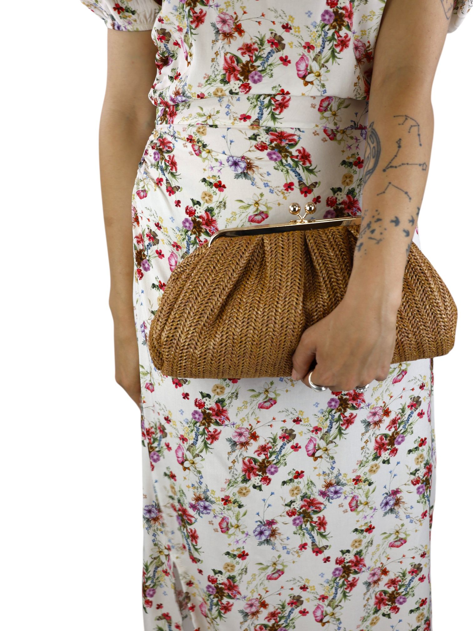 Anna Cecere pochette in rafia caramello con dettagli in metallo oro