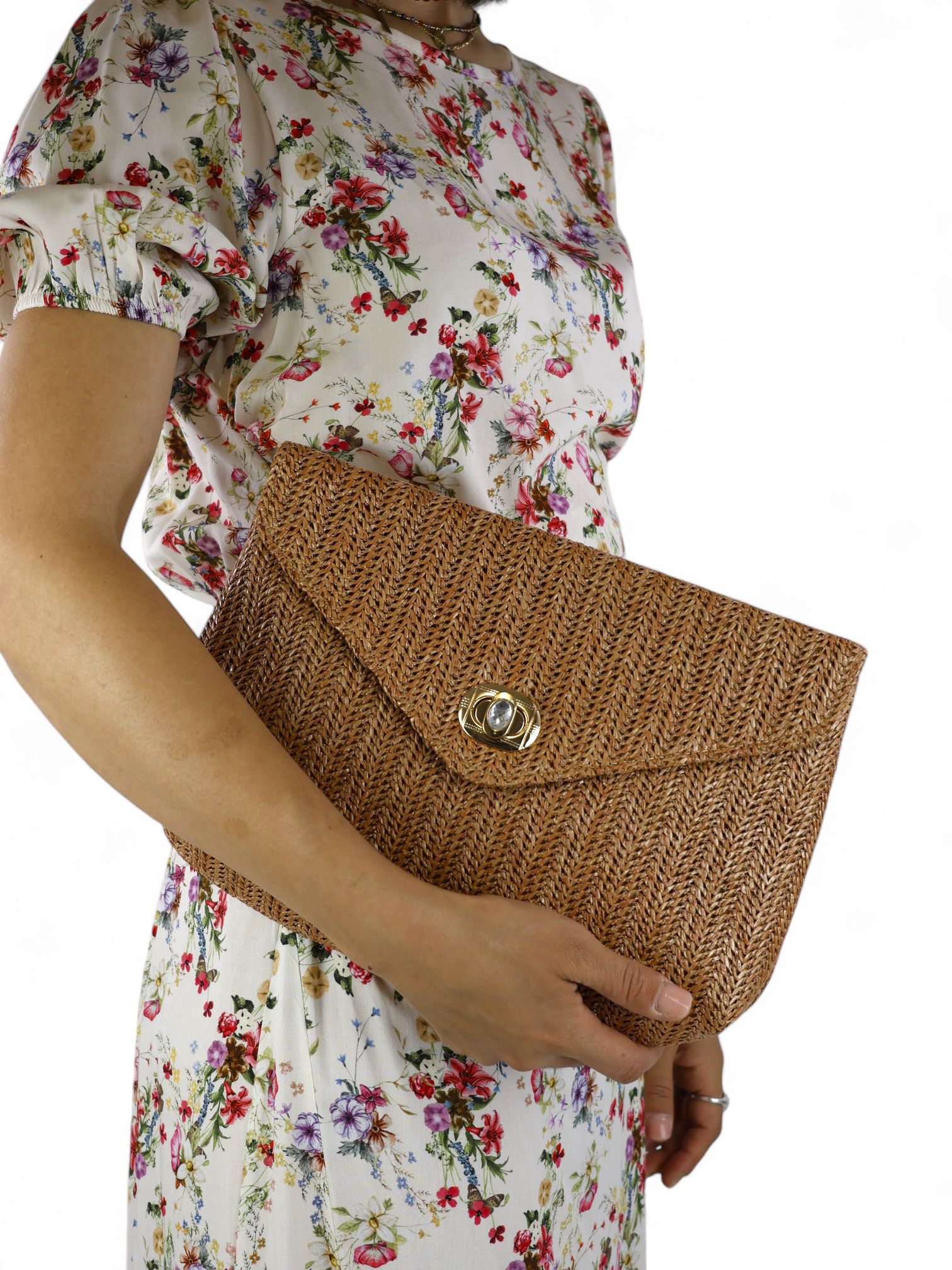 Anna Cecere pochette in rafia color caramello