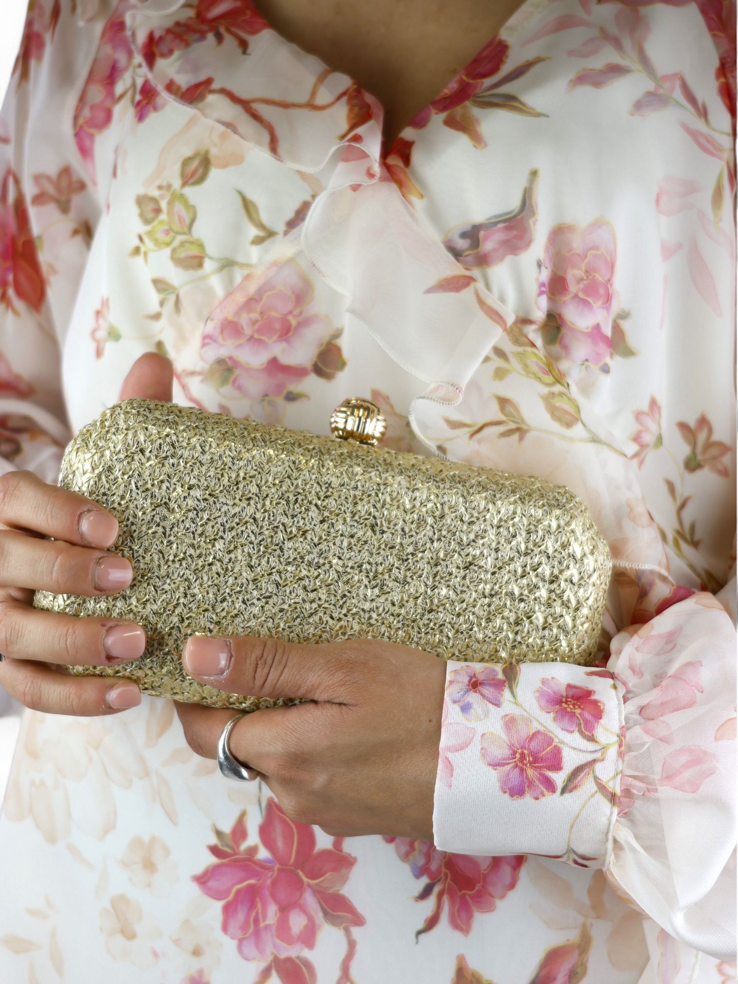 Anna Cecere clutch rigida in rafia oro con chiusura a sfera dorata