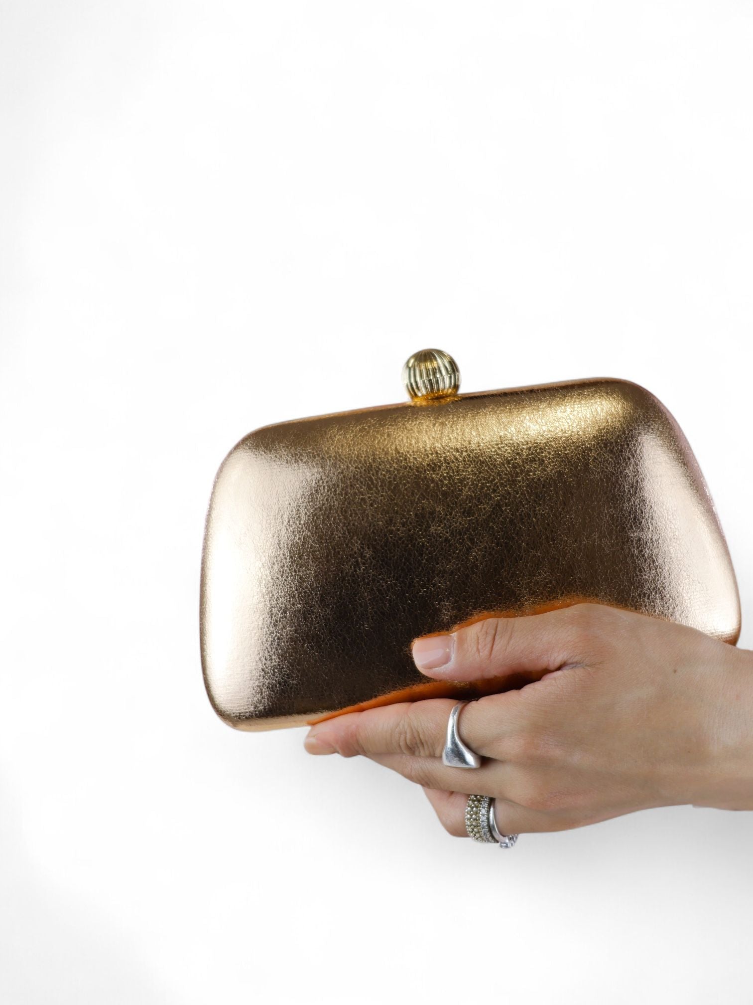 Anna Cecere clutch rigida in laminato champagne con chiusura a sfera dorata