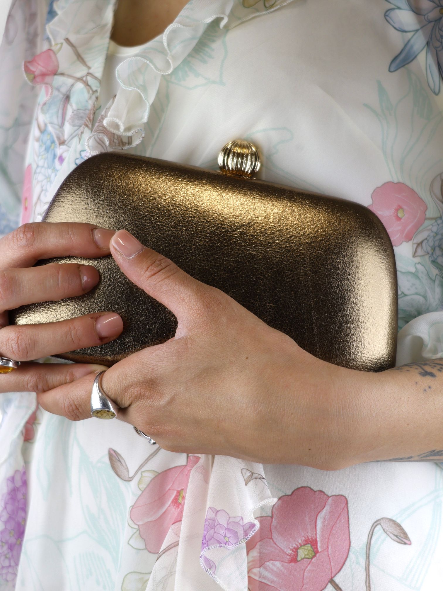 Anna Cecere clutch rigida in laminato bronzo con chiusura a sfera dorata