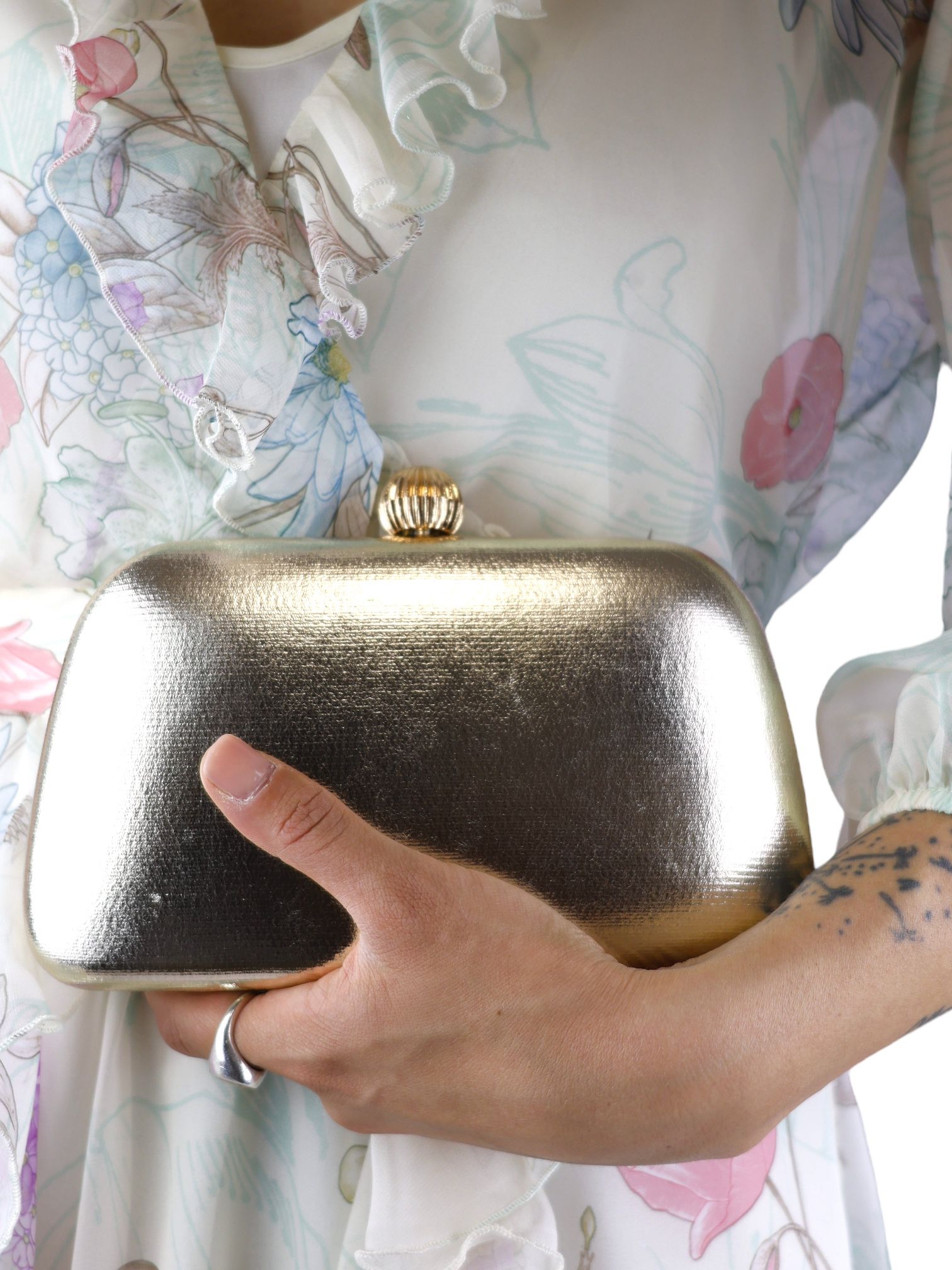Anna Cecere clutch rigida in laminato oro con chiusura con sfera dorata