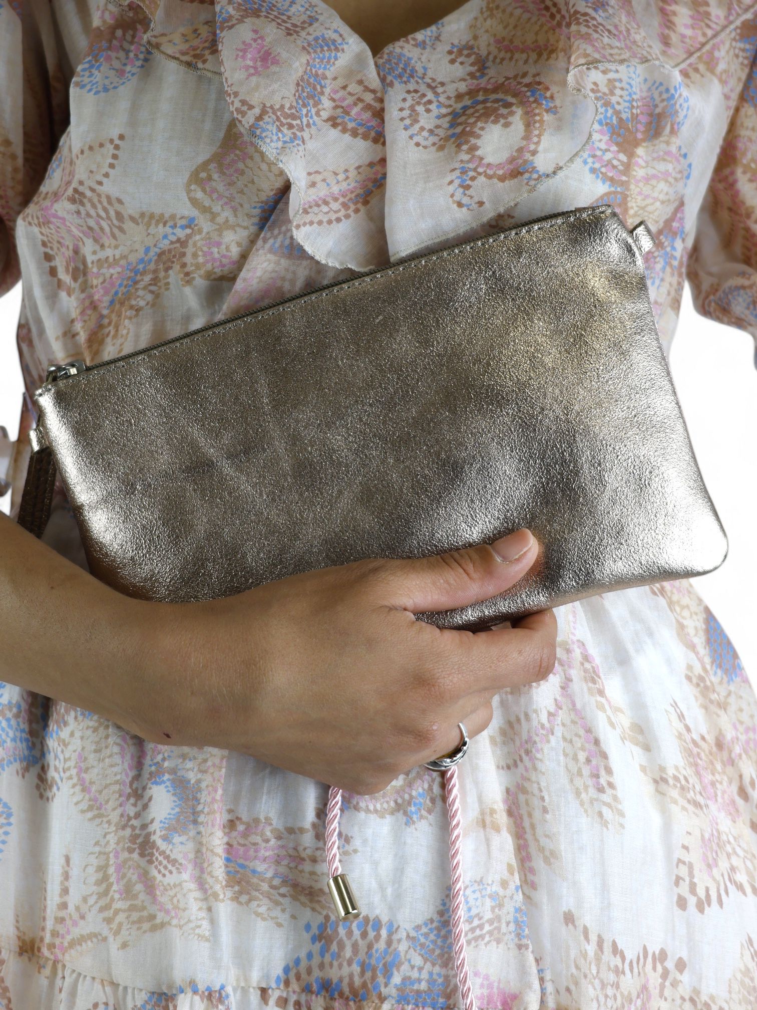 Cecile MI pochette pelle champagne con polsiera e tracolla lunga regolabile