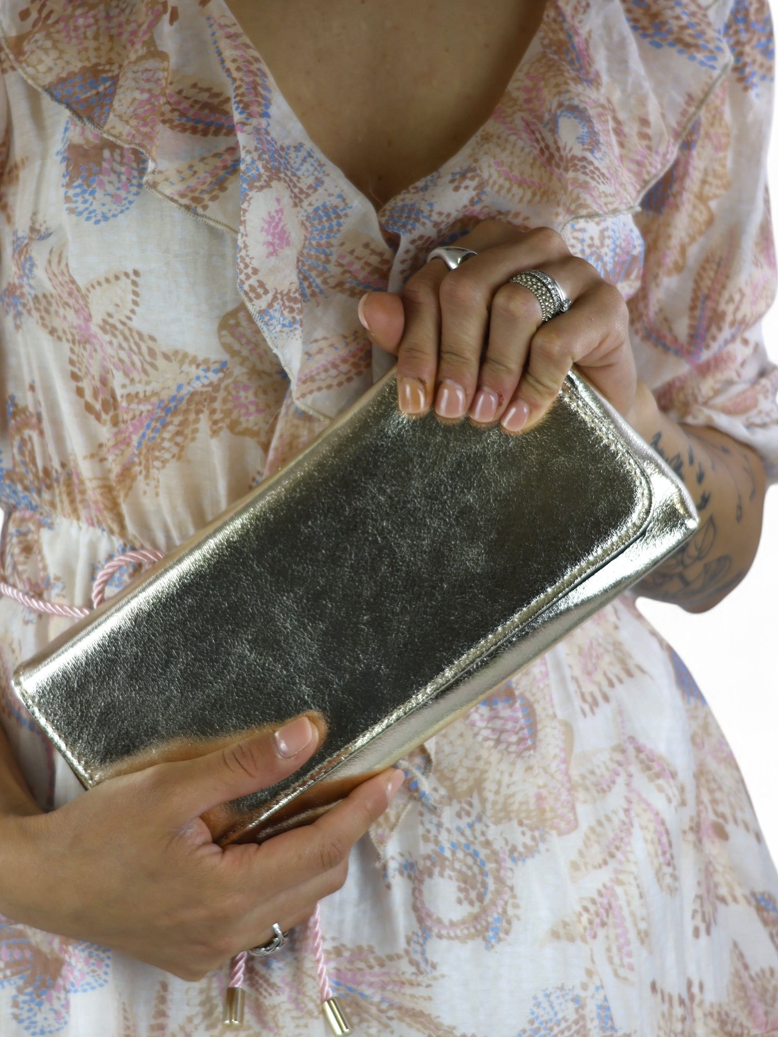 Anna Cecere pochette in laminato platino con chiusura magnetica