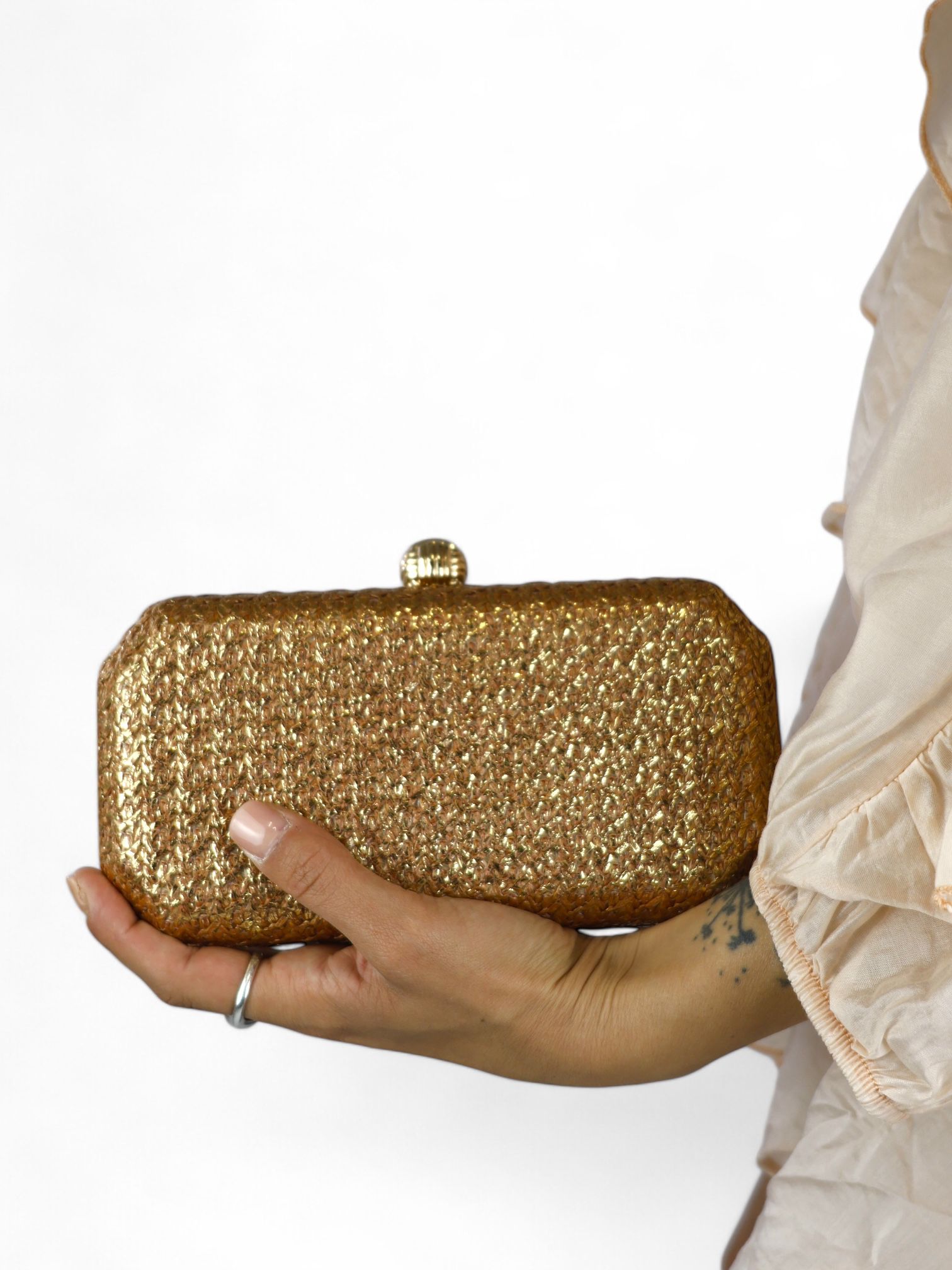 Anna Cecere clutch rigida in rafia color rame con chiusura a sfera dorata