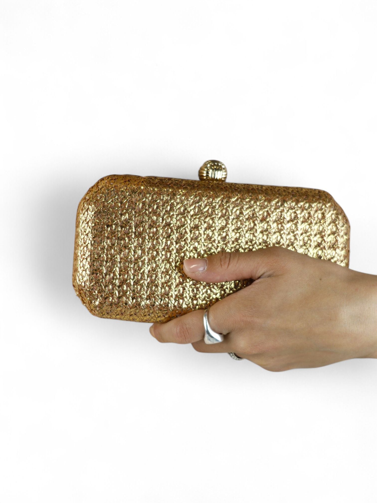 Anna Cecere clutch rigida in rafia color rame con chiusura a sfera dorata