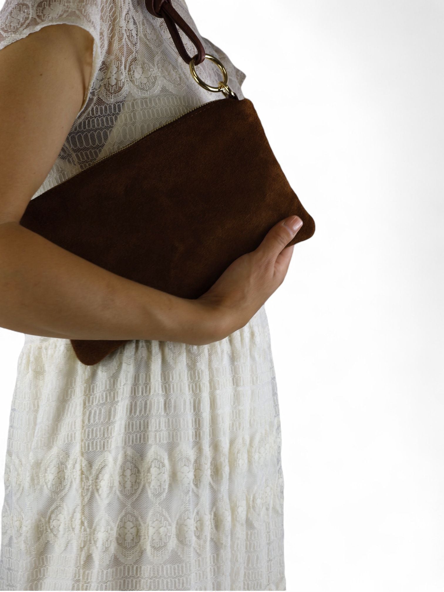 Cecile MI pochette suede marrone con  anelli oro