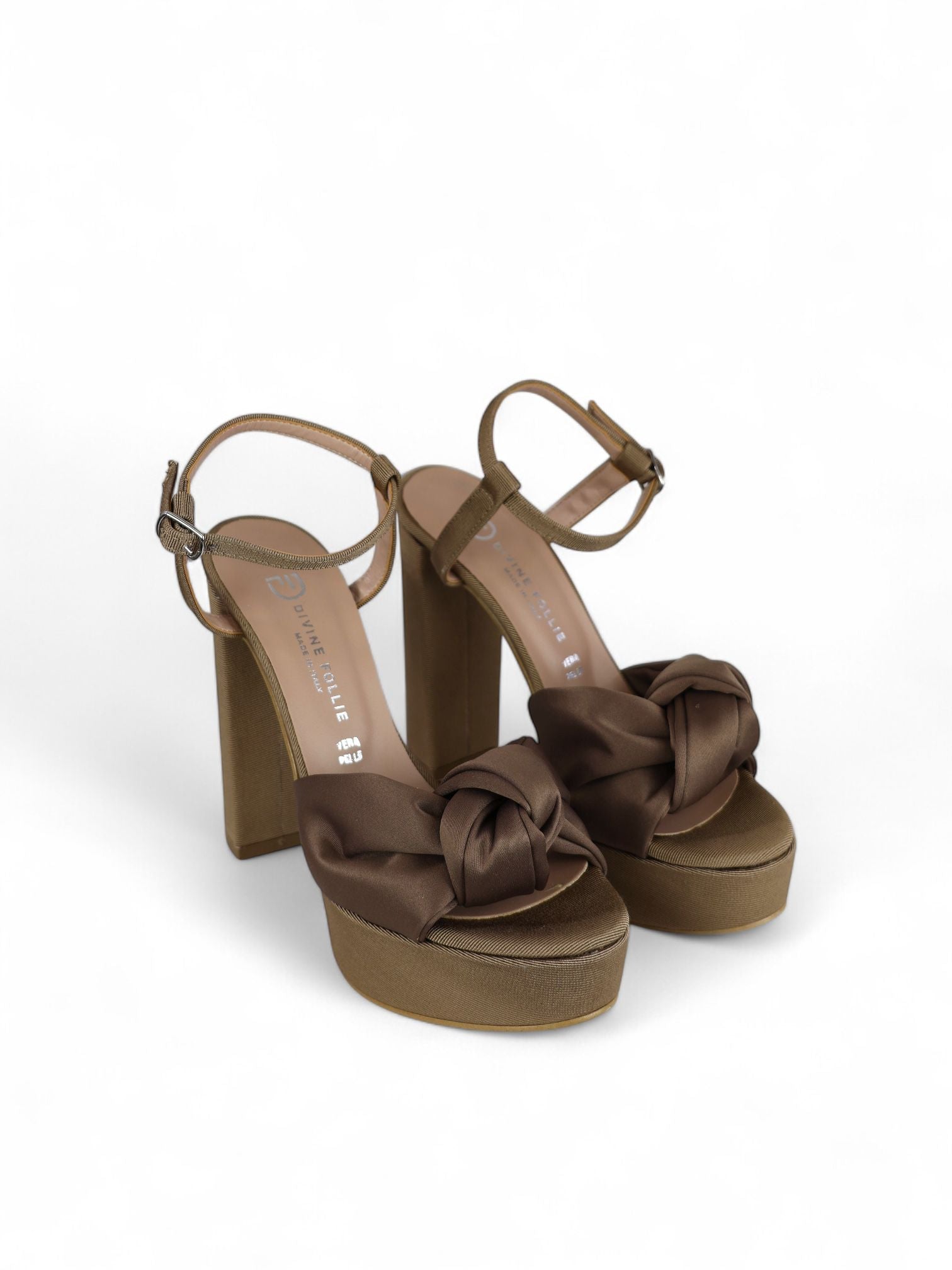 Divine Follie sandalo con tacco donna in raso color tortora con nodo
