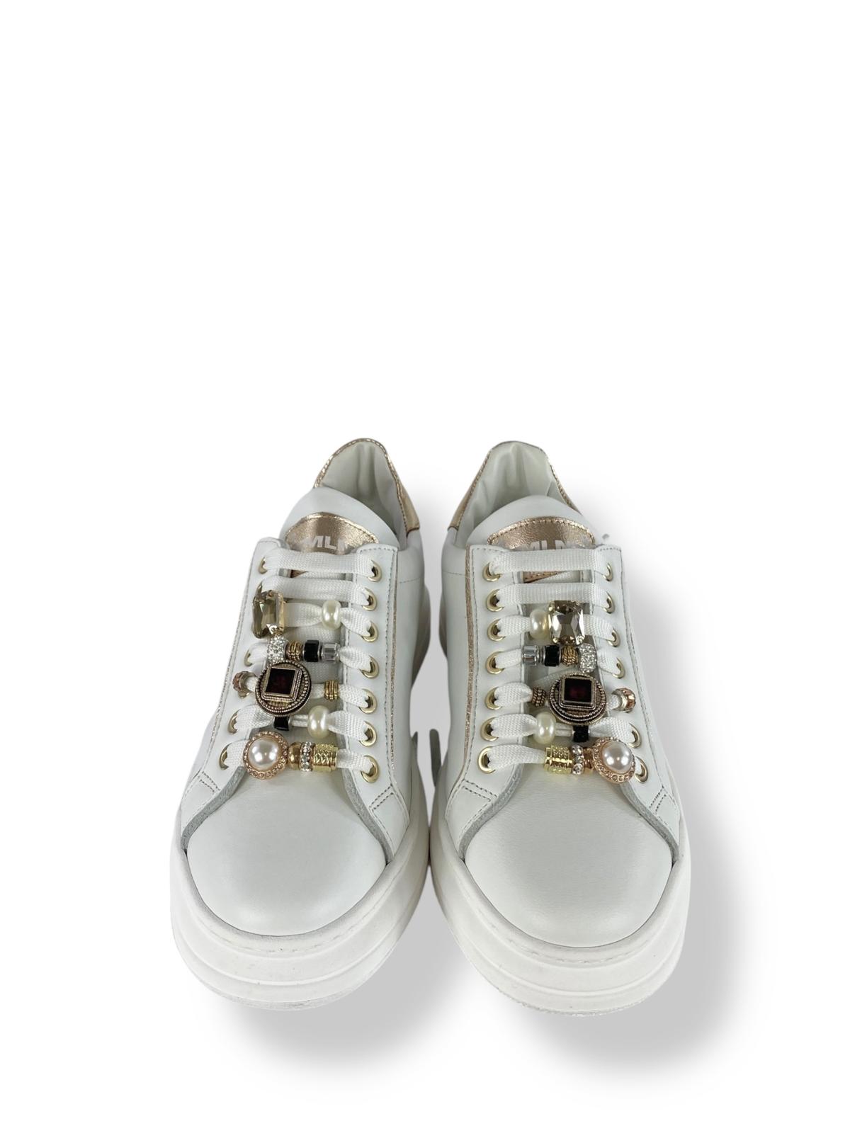 MELINE Sneaker donna in pelle dettaglio laminato e Lacci con accessori gioiello bianco