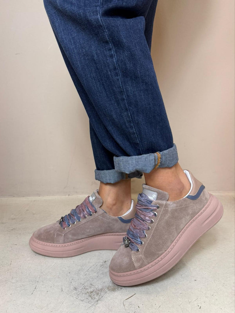 MÉLINÉ sneakers donna in camoscio tortora con nastri bicolore indaco e cipria