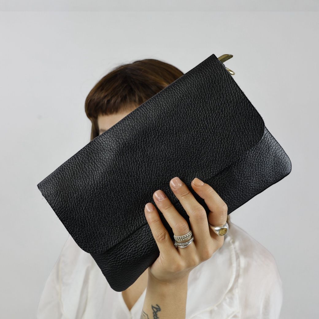 Susy Mix pochette donna in pelle nera con zip e pattina