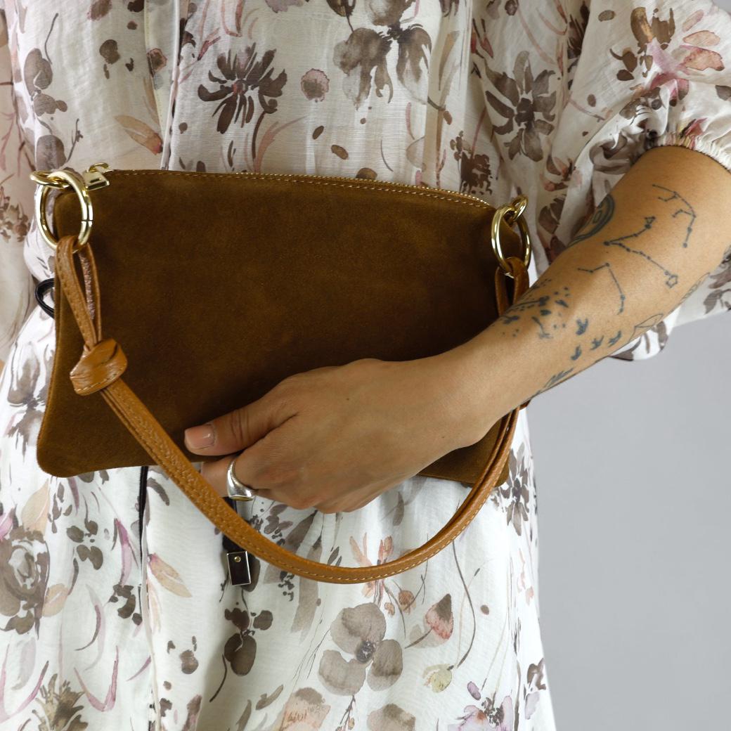 Cecile MI pochette in suede color cuoio e anelli oro