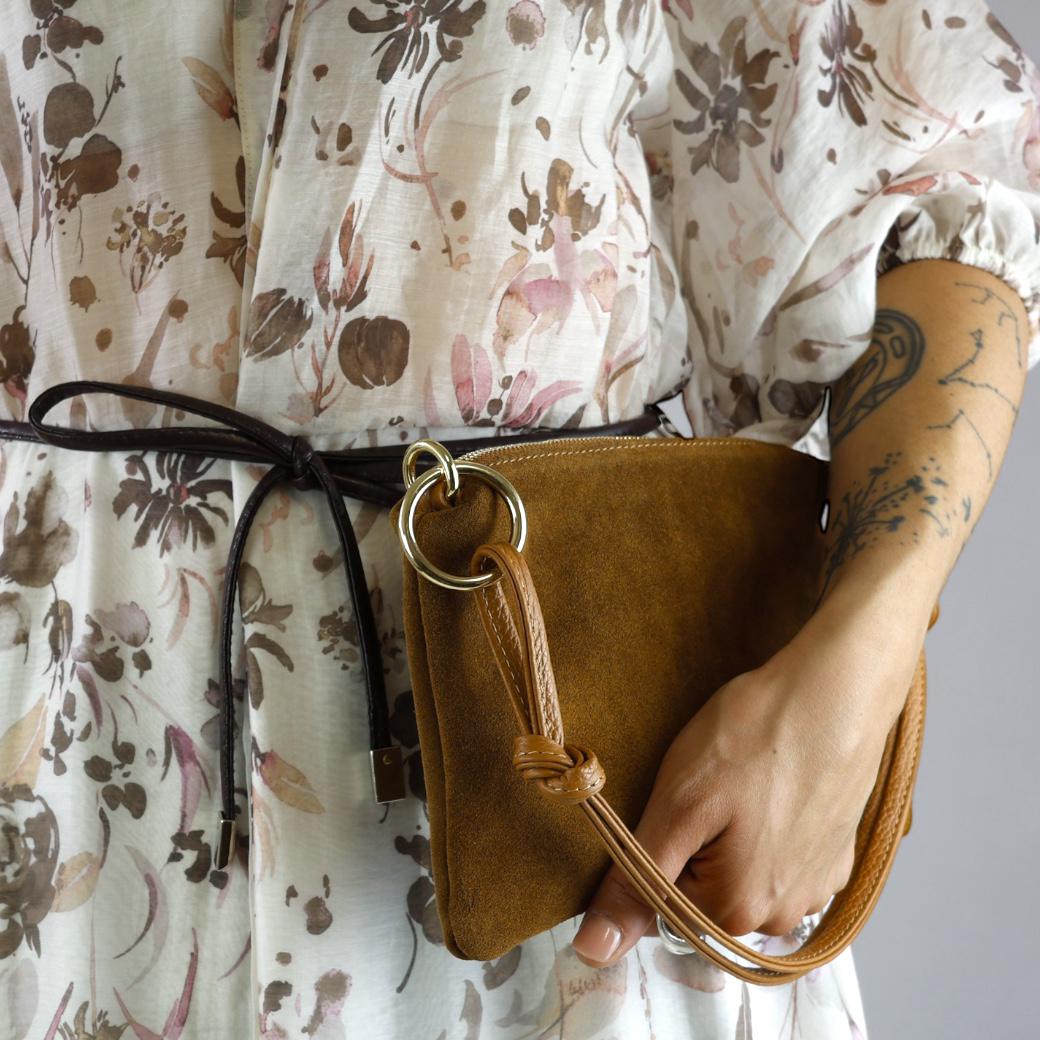 Cecile MI pochette in suede color cuoio e anelli oro