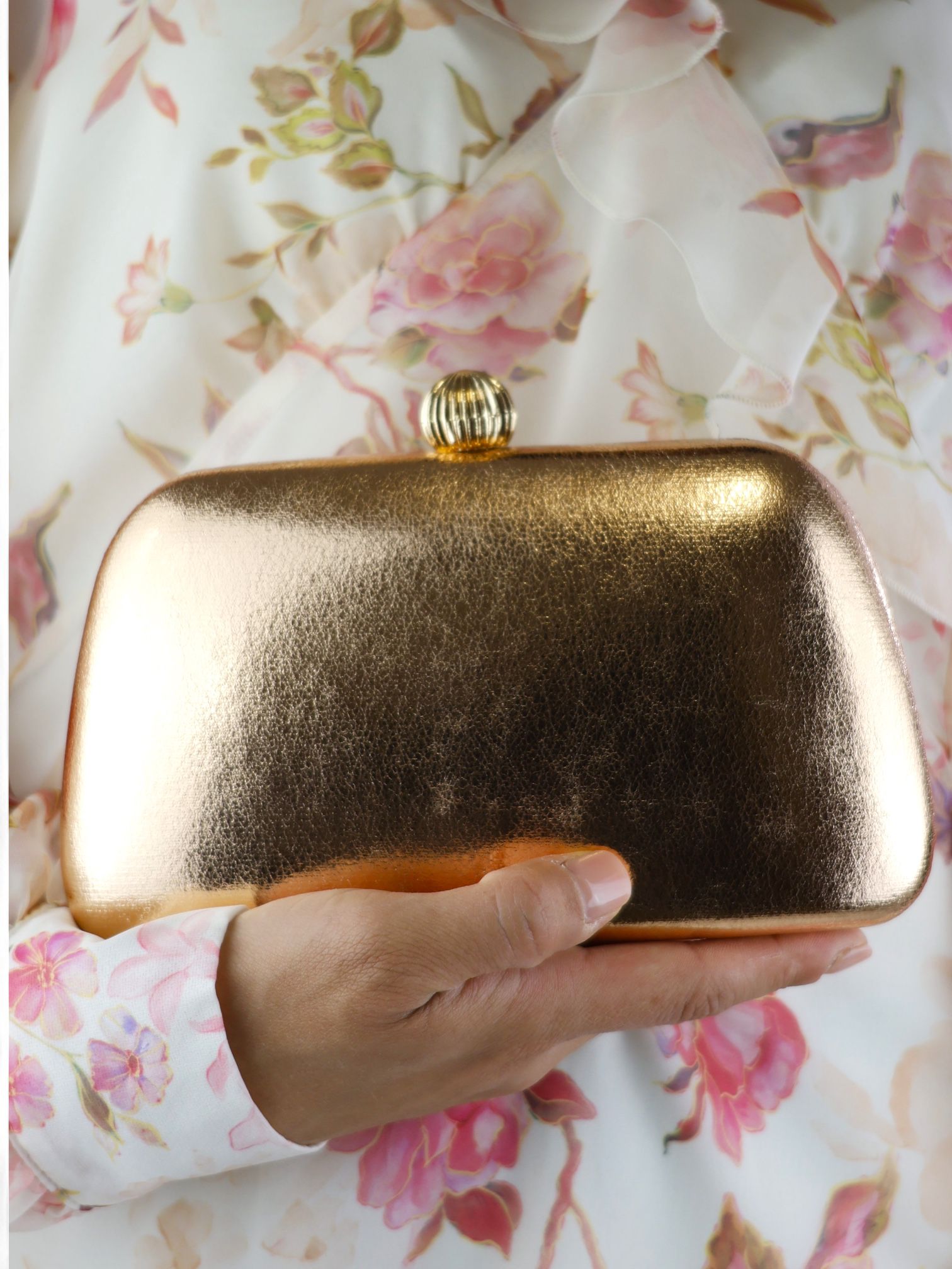 Anna Cecere clutch rigida in laminato champagne con chiusura a sfera dorata